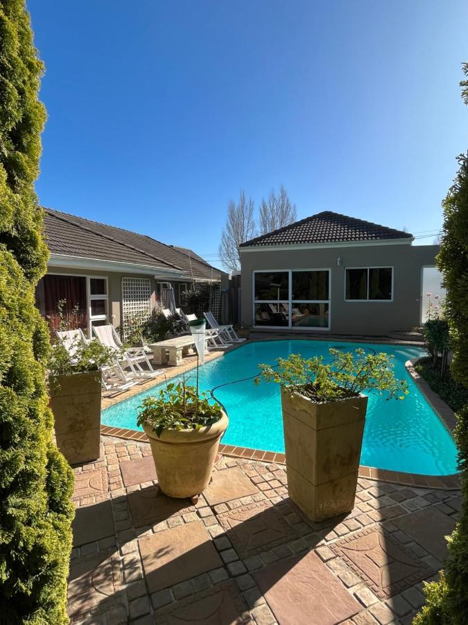 Somerset West Garden Apartments 1 외부 사진
