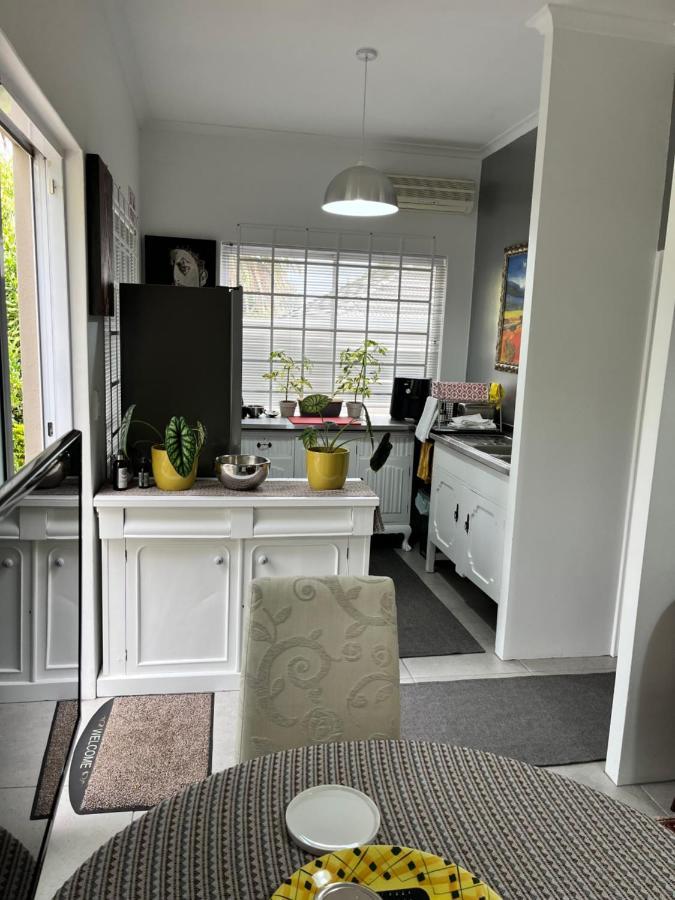 Somerset West Garden Apartments 1 외부 사진