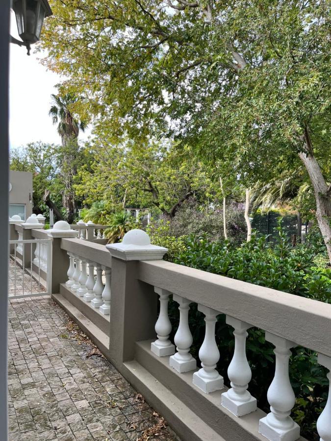 Somerset West Garden Apartments 1 외부 사진