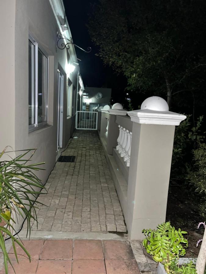 Somerset West Garden Apartments 1 외부 사진