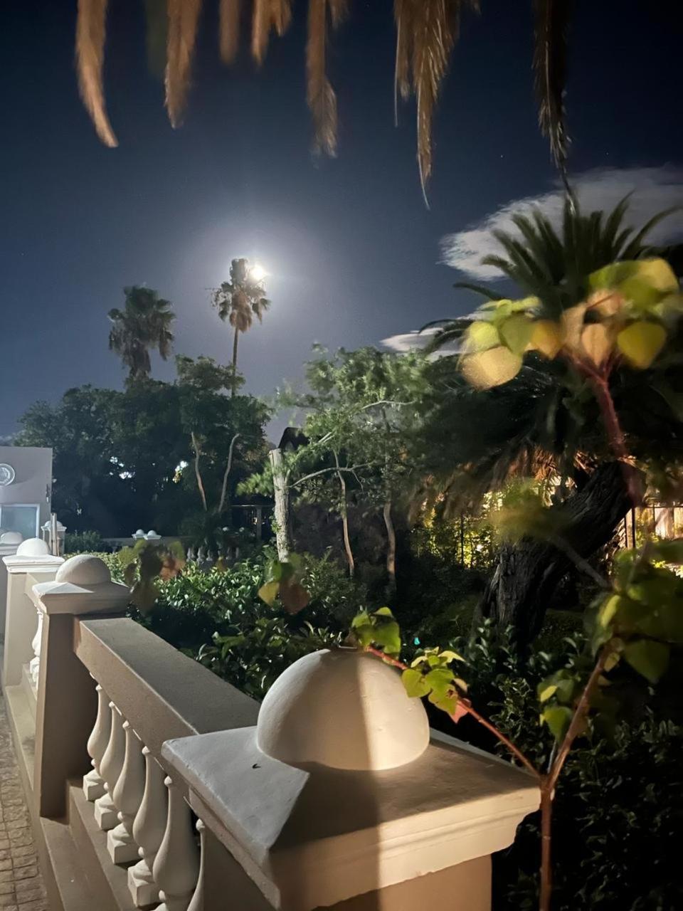 Somerset West Garden Apartments 1 외부 사진